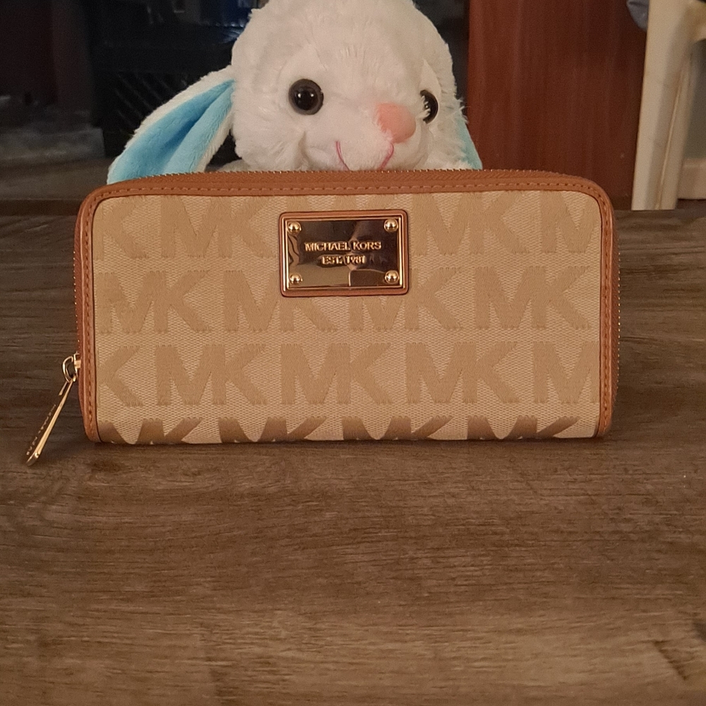 Micheal Kors slim zip around wallet